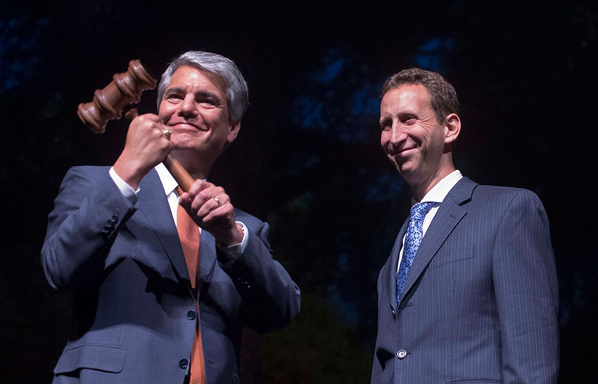 Staff Council chair Stuart Tendler gives President Fenves the gavel of office.