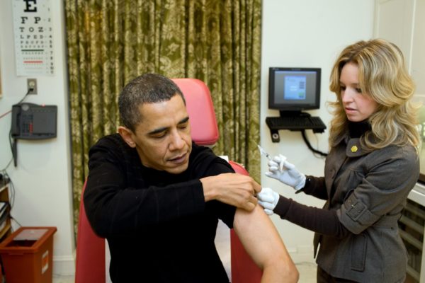 nurse_vaccinates_president_obama