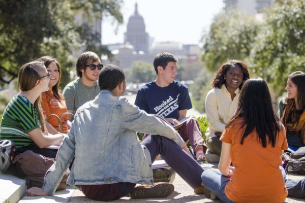 students_on_south_mall_for_visitors_guide_2013_6588