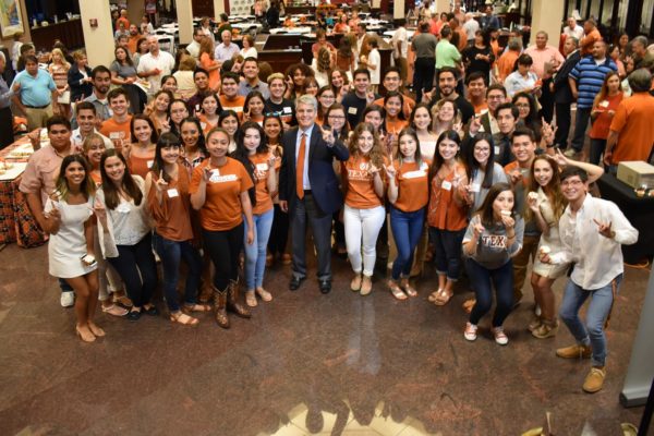 president_fenves_welcomes_rio_grande_valley_students