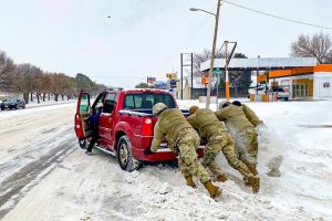 Texas Guardsmen assist a motorist stuck on snow