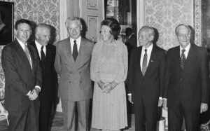 Steven Weinberg and other Nobel laureates meet Queen Beatrix.