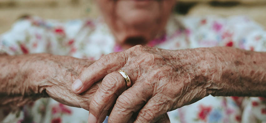 Estados Unidos y México carecen de atención para las personas mayores con demencia, según un informe