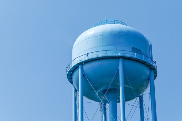 Elevated_Water_Tower_-_Knoxville,_Tennessee_-_May_26,_2014