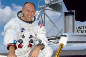 Alan_Bean_NASA_portrait_(S69-38859)