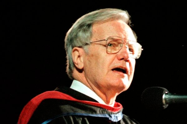 Commencement-2000-Moyers–Bill-speaking-at-commencement