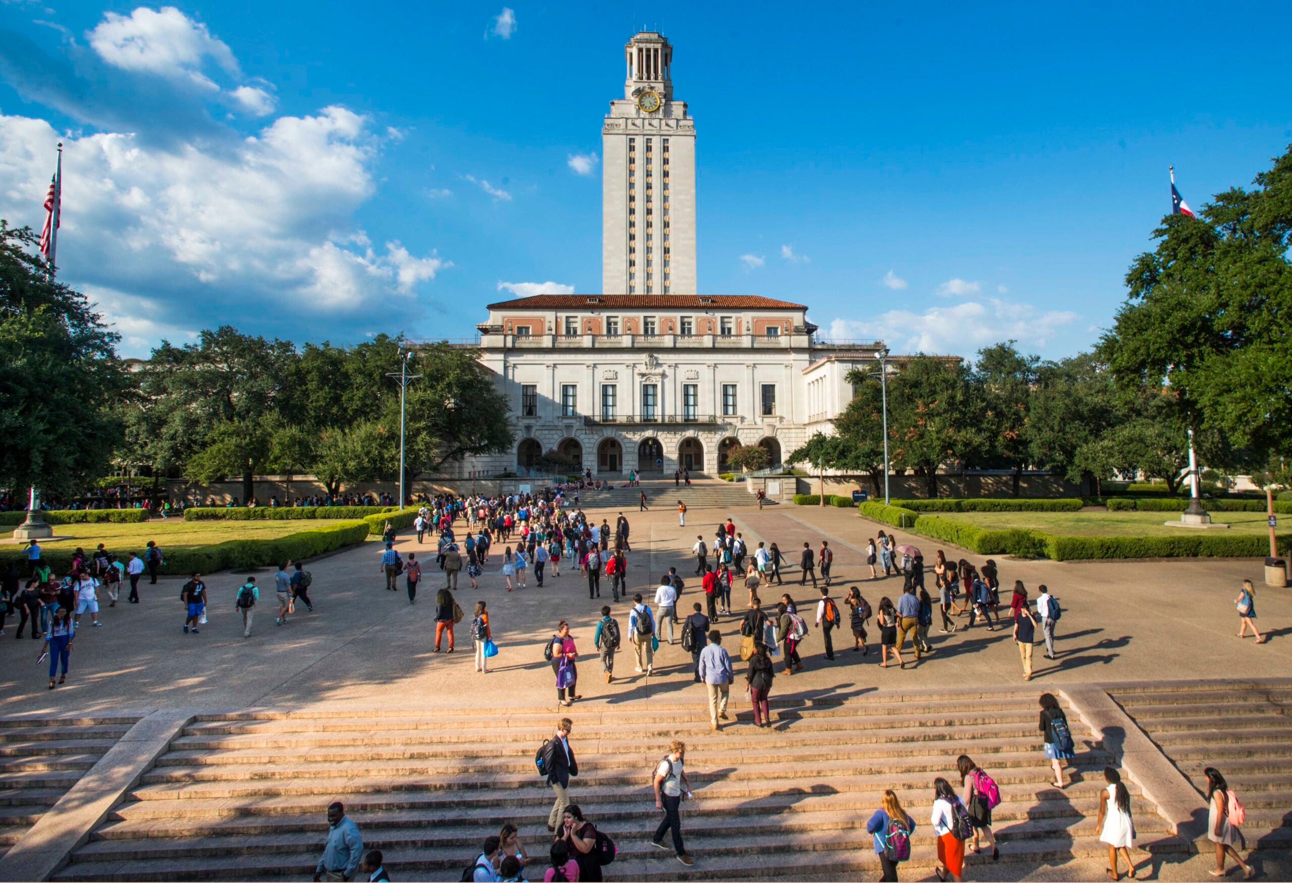 Tower-with-students-on-the-Main-Mall-2015_36889B