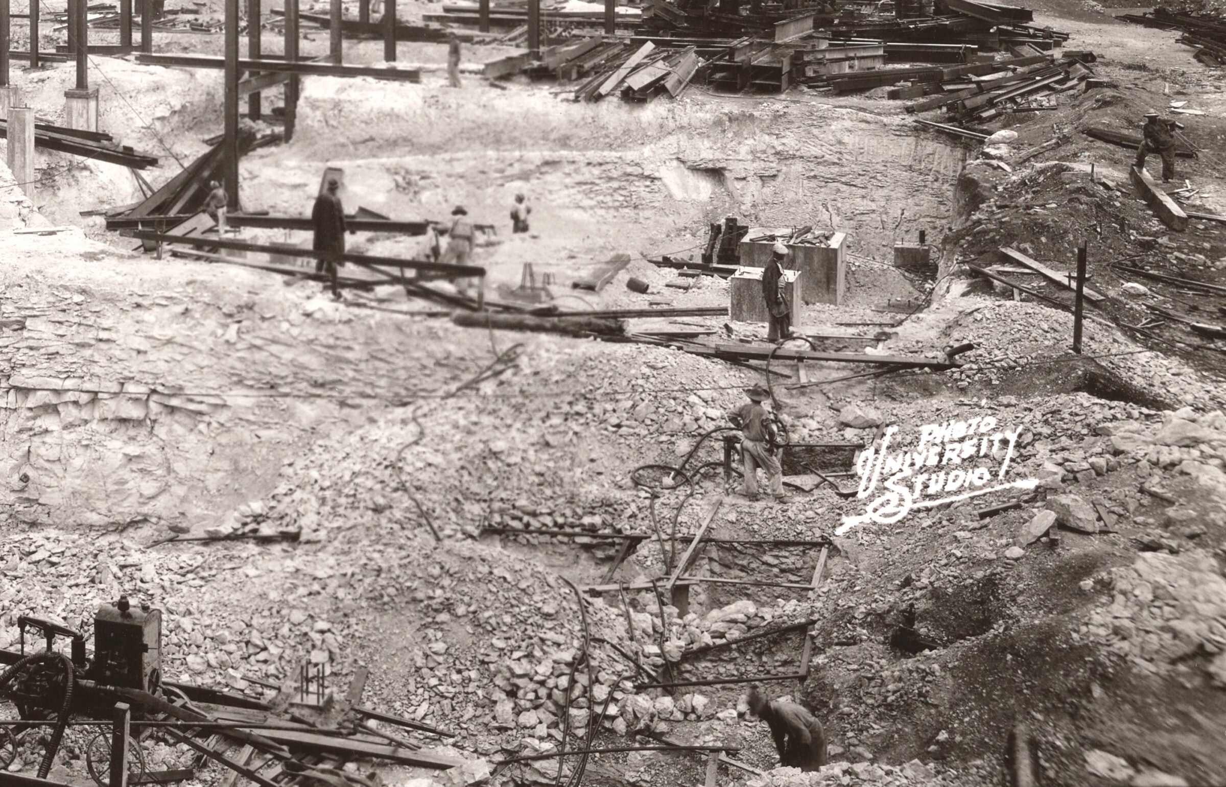 Detail of the photo above to better show the workers.